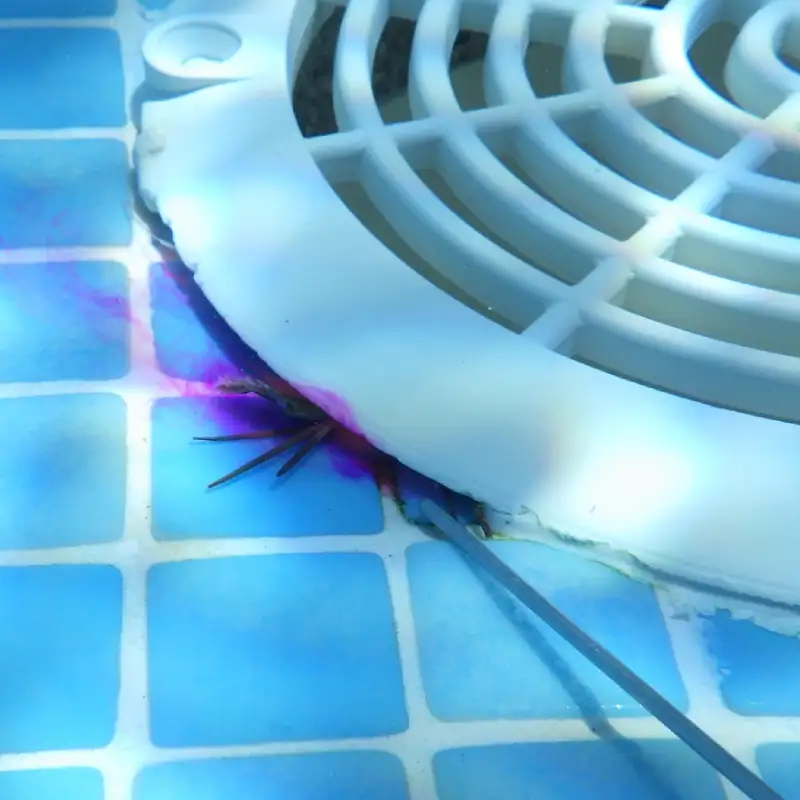 La fluorescéine, un de nos outils en cas de fuite sur piscine 2 fluoresceine fuite piscine gers fuites
